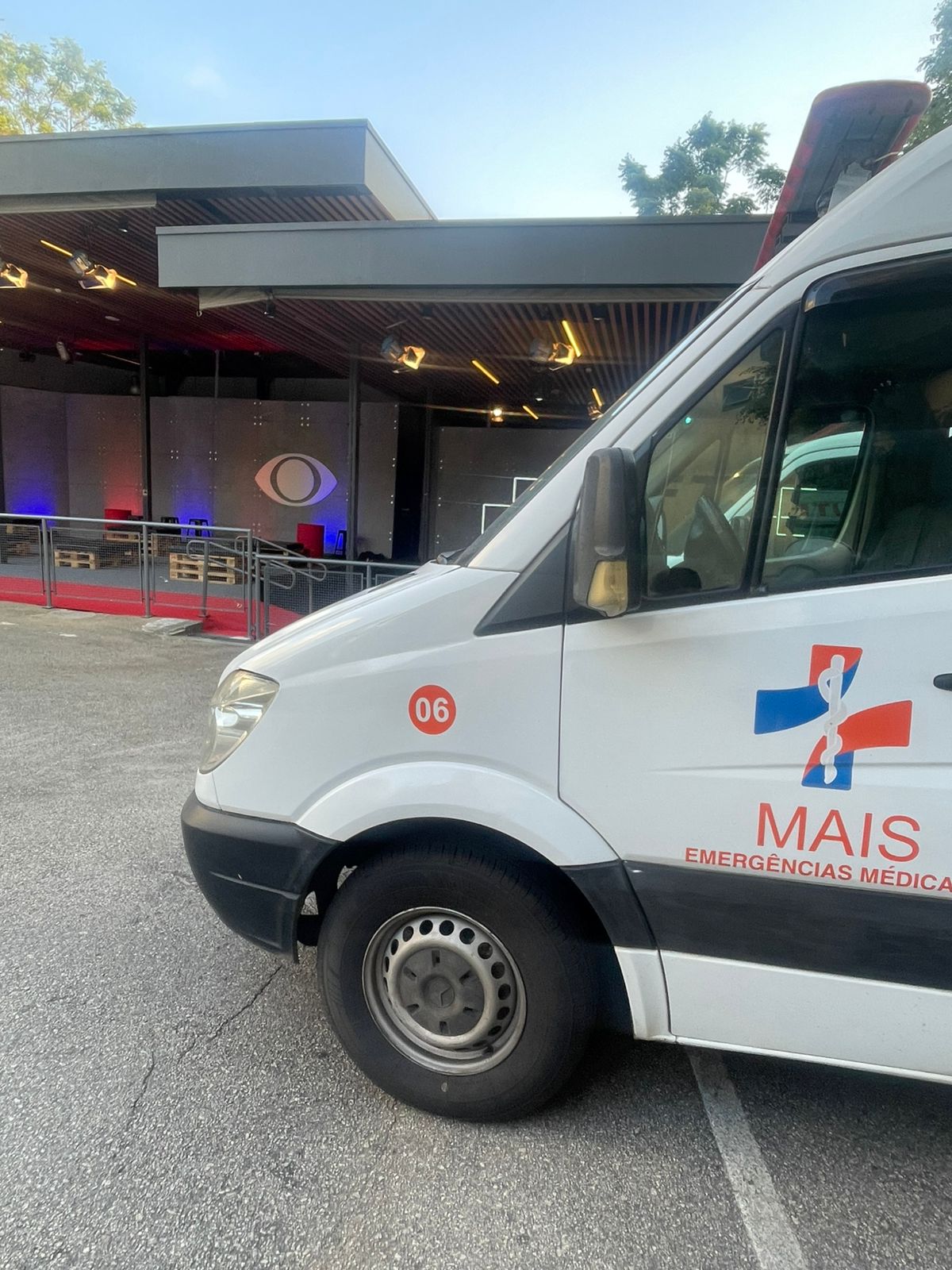 Ambulância da Mais Emergências Médicas de plantão em evento nos Estúdios da Band