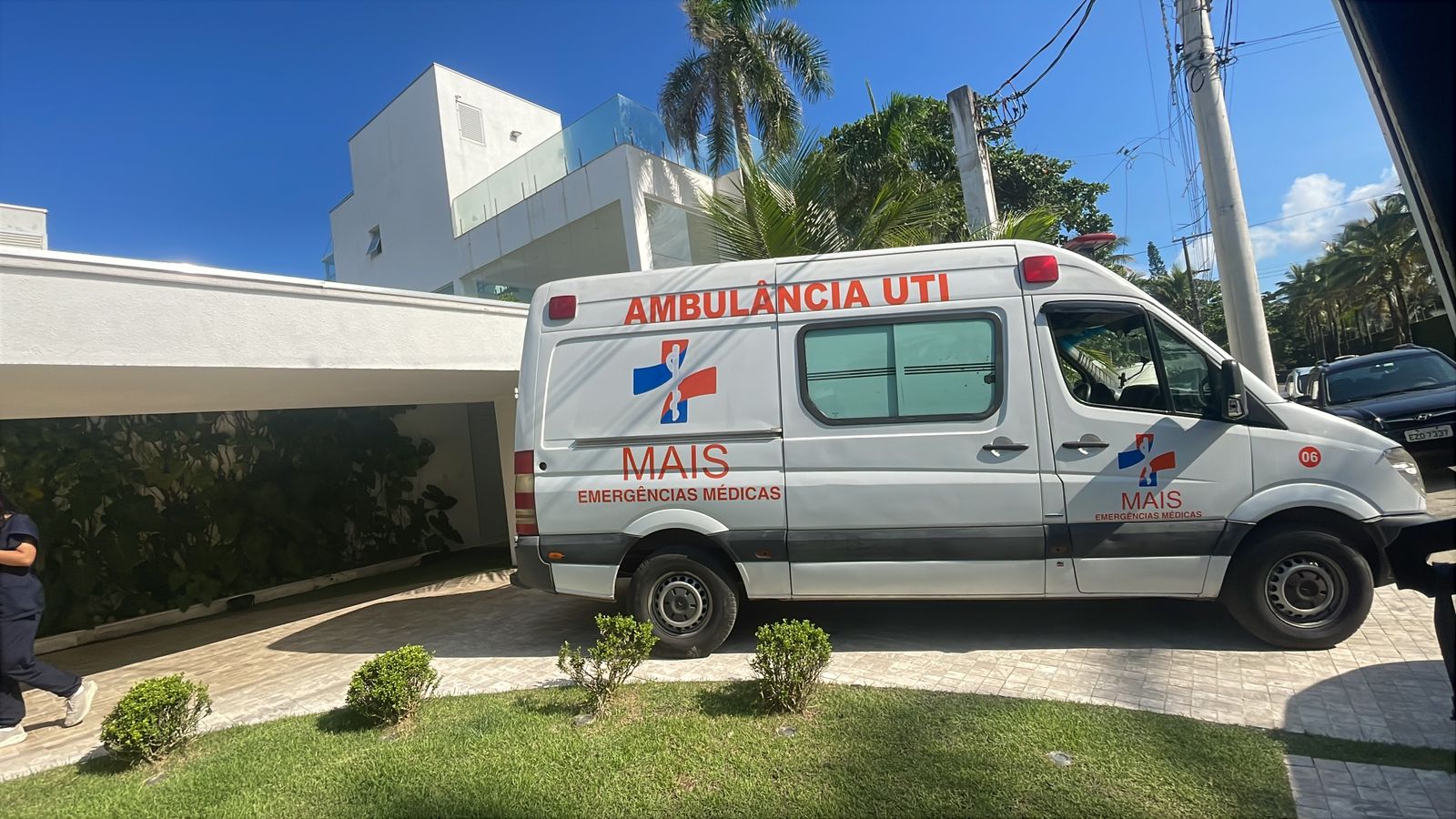 Ambulância da Mais Emergências Médicas em formatura de medicina no Guarujá