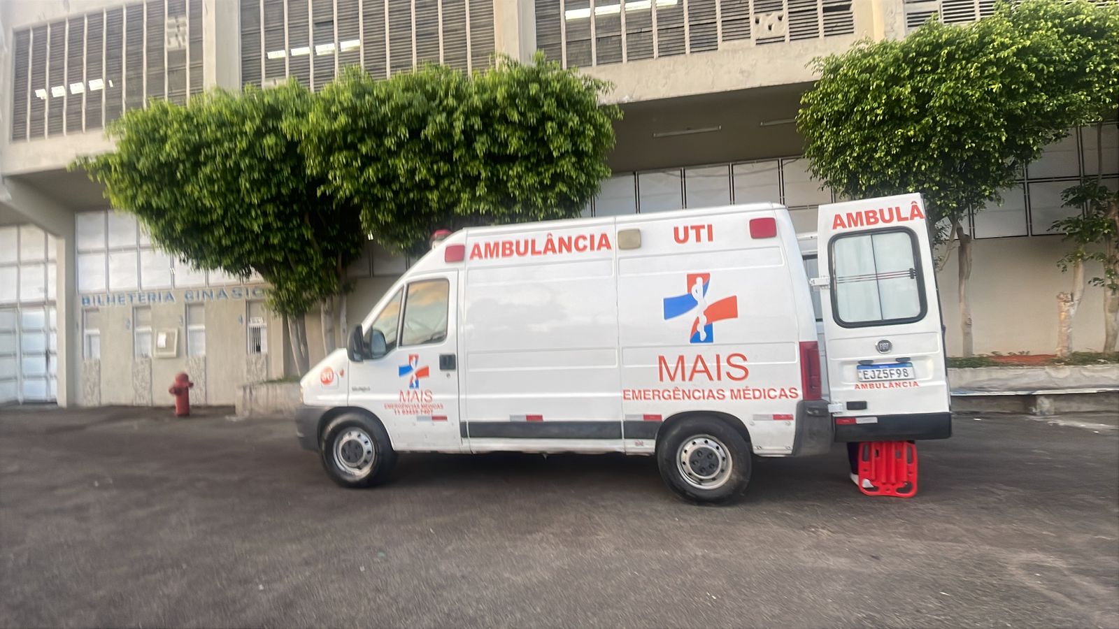 Ambulância da Mais Emergências Médicas no Ginásio Anacleto Campanella durante jogo de vôlei do São Caetano