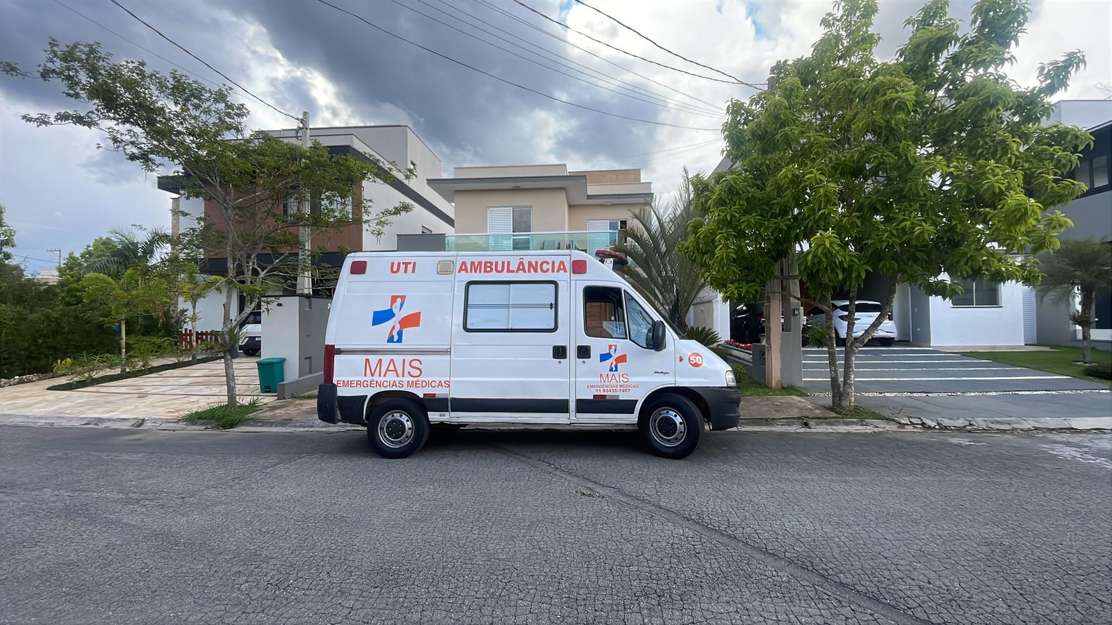 Ambulância da Mais Emergências Médicas realizando Atendimento Pré-Hospitalar (APH)