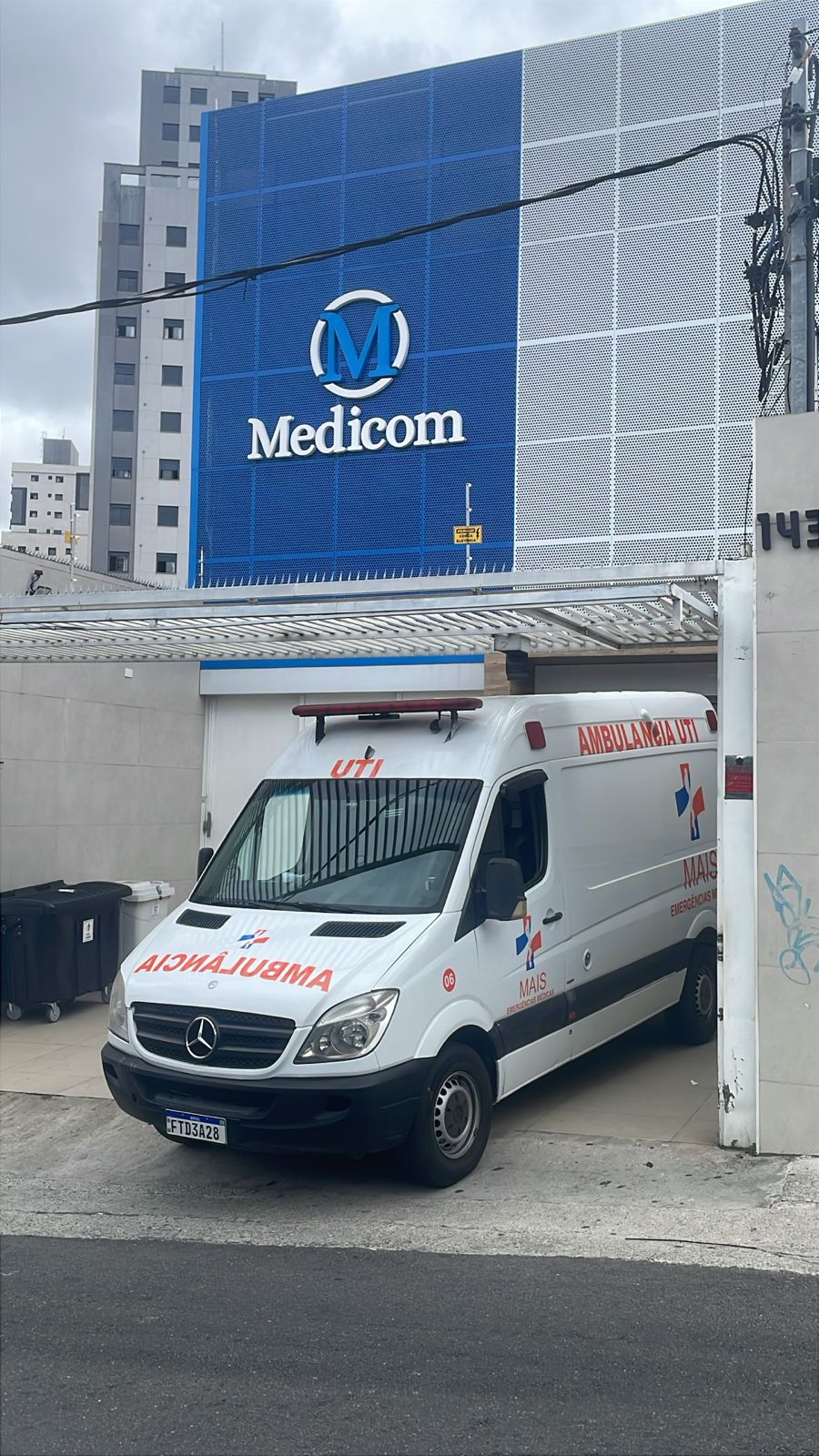 Ambulância da Mais Emergências Médicas fazendo remoção entre hospital e clínica para realização de exame
