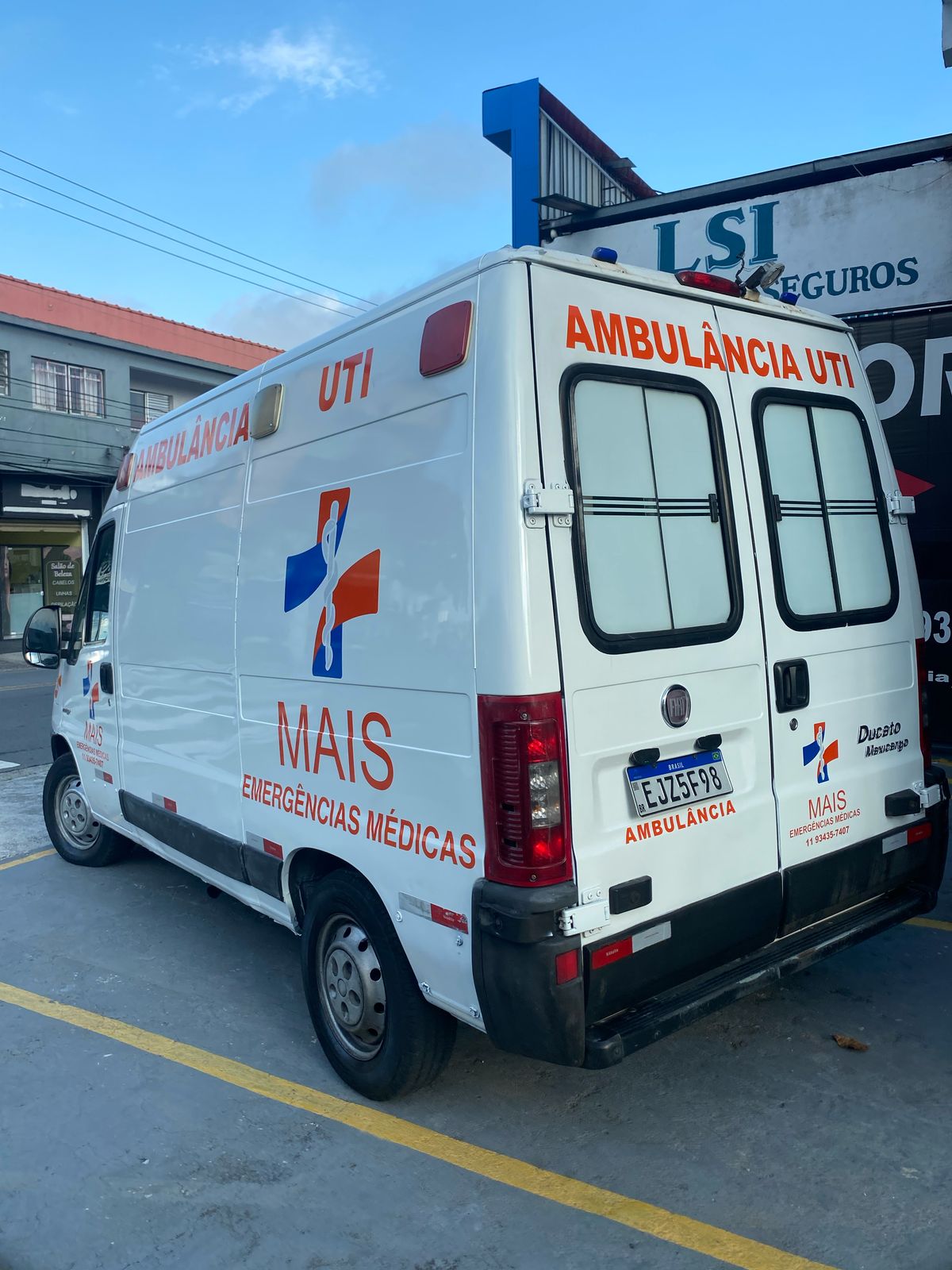 Ambulância UTI Fiat Ducato da Mais Emergências Médicas