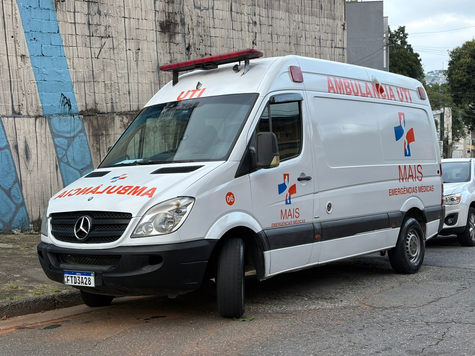Ambulância UTI Mercedes-Benz Sprinter da Mais Emergências Médicas