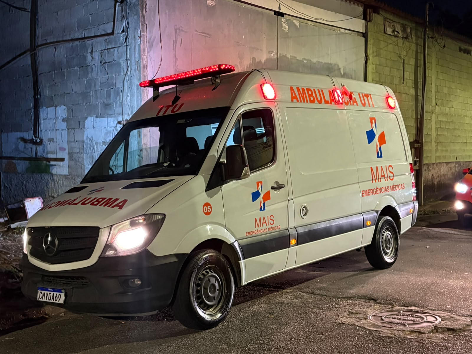 Ambulância UTI Mercedes-Benz Sprinter em atendimento noturno, com giroflex ligado