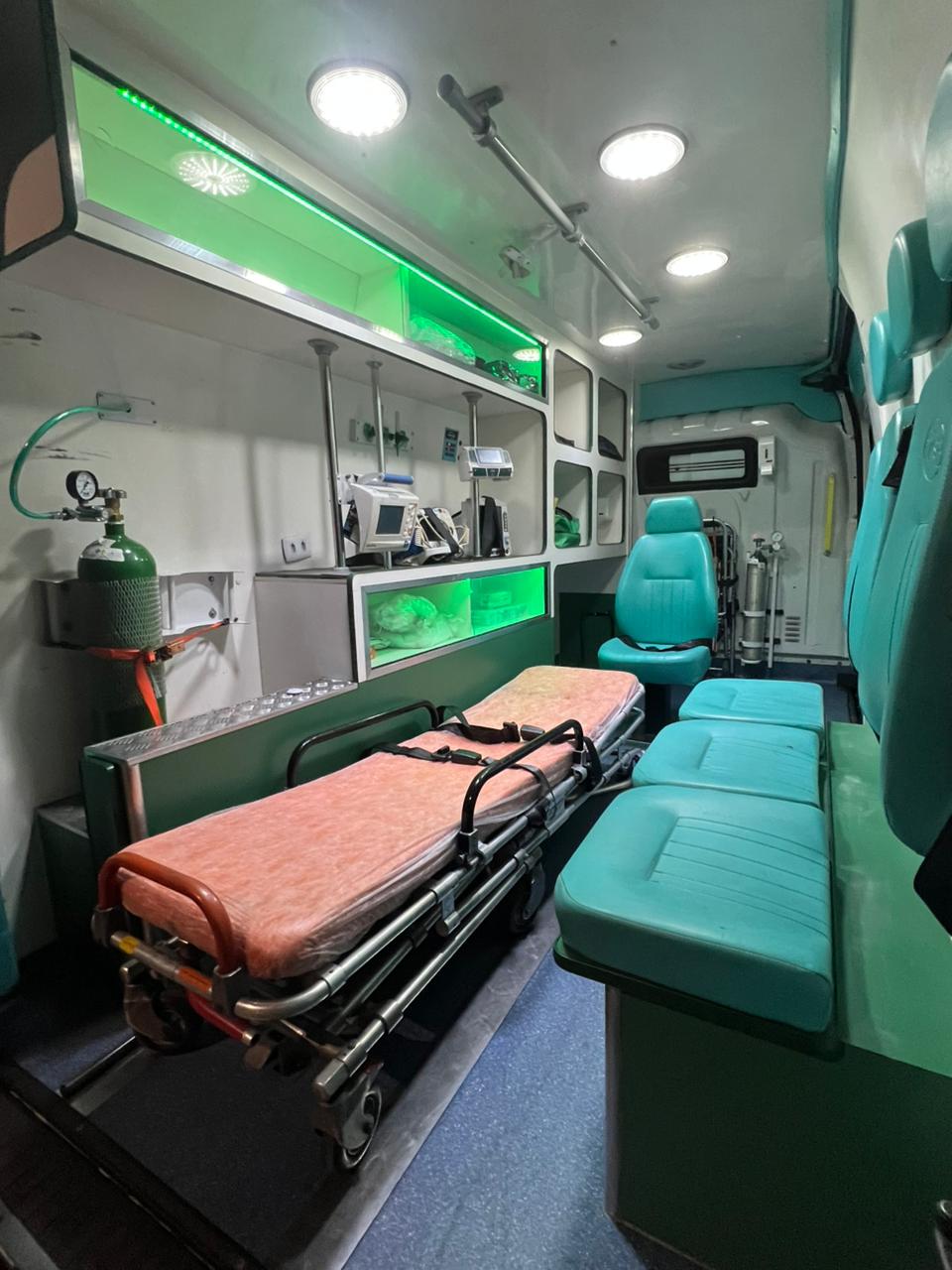 Interior da ambulância UTI com maca, assentos e monitor multiparâmetro